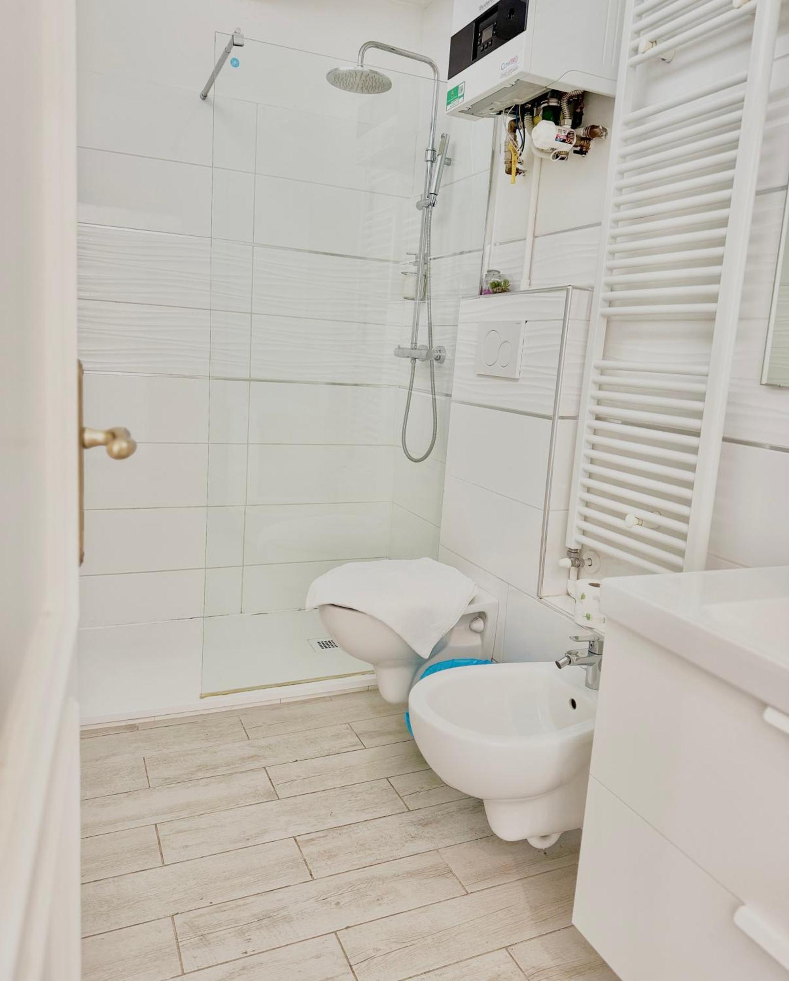Modern Room With Private Bathroom Trente Extérieur photo