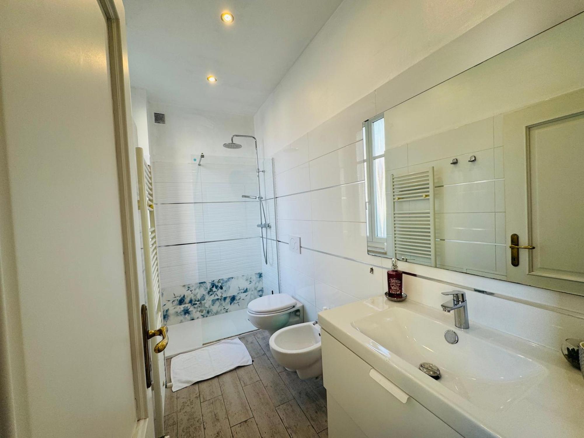 Modern Room With Private Bathroom Trente Extérieur photo